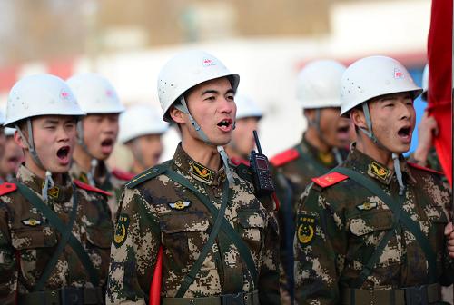2月12日,新疆和田武警第五支队紧急启动救援预案,组织救援人员快速集结,随时待命。当日17时19分,新疆维吾尔自治区于田县发生7.3级地震且余震不断,南疆地区的和田、于田、墨玉等县市震感强烈。地震发生后,新疆各级党政部门迅速行动,积极开展救灾工作。截至19时,距震中最近的阿羌乡无人员伤亡。新疆和田武警第五支队根据上级指示,紧急启动抢险救灾预案,做好救援准备,随时待命开赴一线。新华社发(周密 摄)