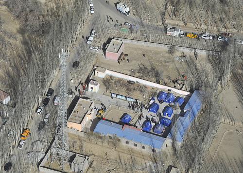这是2月13日拍摄的新疆于田县阿羌乡皮什盖村搭建的帐篷。新华社记者 江文耀 摄