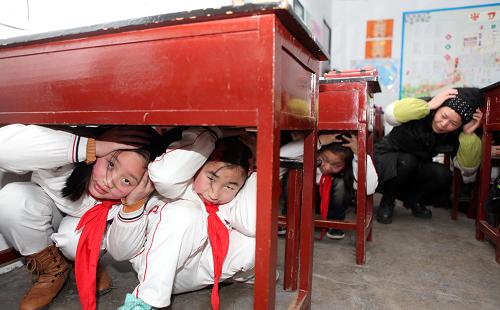 2月17日,重庆市永川区红专小学老师给学生们讲解地震等自然灾害的自救方法。新华社发(陈仕川 摄)