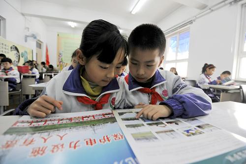 2月17日,天津河东区益寿里小学的学生们在学习电力知识和安全用电常识。新华社发(李津 摄)