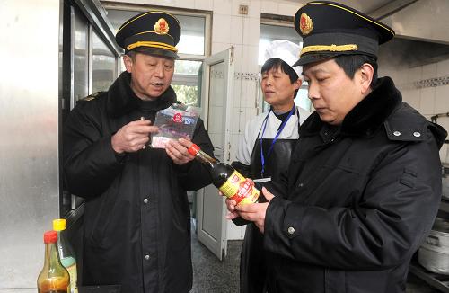2月21日,卫生监督部门工作人员对辖区内幼儿园进行专项食品安全检查。当日,合肥市瑶海区卫生监督部门联合铜陵路街道对辖区内新学期开学后的托儿所、幼儿园进行专项食品安全检查。主要检查内容为该类机构的食品安全管理、食堂环境、从业人员健康管理及培训情况、采购食品及原料等索证索票制度、清洗消毒设施等,以确保新学期开学后托儿所、幼儿园机构师生的饮食安全。新华社记者 杜宇 摄