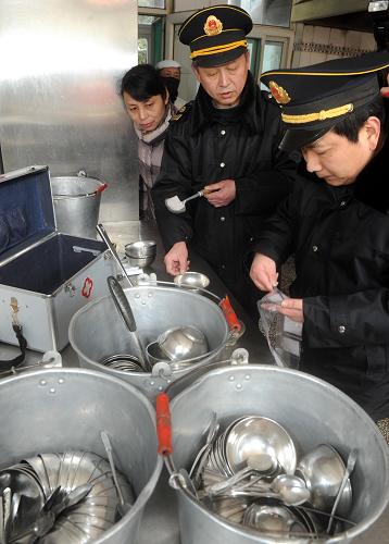 2月21日,卫生监督部门工作人员利用检测设备对餐具用品等进行专业采样检测。新华社记者 杜宇 摄