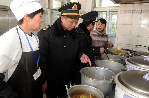 2月21日,卫生监督部门工作人员对辖区内幼儿园进行专项食品安全检查。新华社记者 杜宇 摄