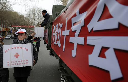 1月14日,宁夏红十字会工作人员向基层单位发放慰问物资。当日,中国红十字会2011年“红十字博爱送万家”活动宁夏启动仪式在宁夏中卫市举行。此次活动中,中国红十字会及宁夏红十字会共筹集价值207万元的慰问物资,在春节期间对受灾群众、城市下岗职工、特困户、孤残人员进行慰问救助。据了解,2011年中国红十字会总会共筹集价值500万元慰问物资,面向贫困地区、革命老区及边疆和少数民族地区困难群众开展“送温暖”活动,预计覆盖2.5万多户困难群众。