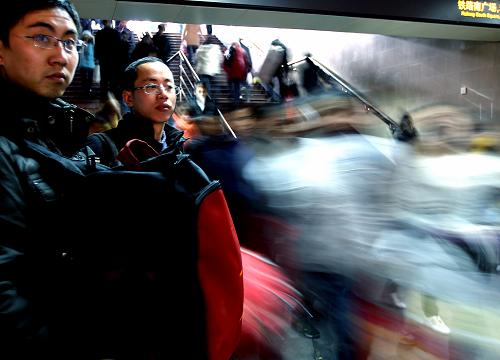 上海春运大幕即将开启 1月18日,准备和同学结伴回故乡太原过年的大学生周利强(左二)在上海火车站外候车。 2011年全国春运19日将拉开大幕,目前上海地区学生流、民工流和探亲流三股客流汇聚态势初步显现,上海铁路局客票预售已达428.5万张,比去年同期增长27.8%,上海地区的春运大幕即将开启。 新华社记者陈飞摄