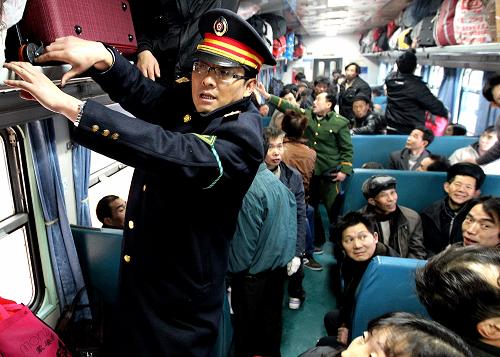 1月18日,由上海开往成都的L216次临时客车列车长王学才在列车上帮助旅客整理行李。 2011年全国春运19日将拉开大幕,目前上海地区学生流、民工流和探亲流三股客流汇聚态势初步显现,上海铁路局客票预售已达428.5万张,比去年同期增长27.8%,上海地区的春运大幕即将开启。 新华社记者陈飞摄