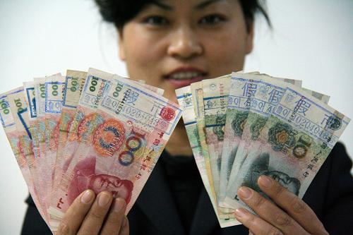 我国2010年收缴人民币假钞430.9万张 同比减少近五成 山东省临沂市郯城县农村信用合作联社工作人员展示收缴的人民币假钞(2010年11月29日摄)。 1月18日,中国人民银行副行长马德伦透露,2010年全国金融机构从流通中收缴人民币假钞430.9万张,面额合计3.38亿元,较2009年下降46%。 新华社发(张春雷 摄)
