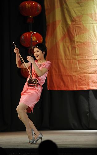 2月6日,在奥地利首都维也纳,来自中华全国总工会文工团的杨天川为旅奥华人表演二胡独奏《赛马》。新华社记者 徐亮 摄