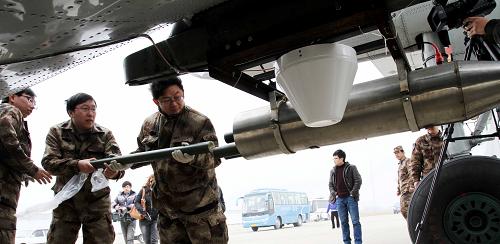 2月25日,工作人员在人工增雨飞机上安装增雨催化剂。 当日,空军航空兵某师飞机在济空某飞行学院官兵和驻地气象部门人员全力配合保障下,在安徽沿淮淮北地区成功实施大规模人工增雨作业,缓解当地旱情。 新华社发(耿国庆 摄)