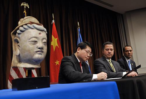 3月11日,在美国首都华盛顿,中国驻美大使馆公使邓洪波(左)、美国国土安全部入境和海关执法局副局长库马尔·基布尔(右)以及国土安全部海关和边境保护局副局长大卫·阿圭拉在文物移交仪式上签字。当天,美国政府在华盛顿举行仪式,向中国归还十余件美国国土安全部于2010年收缴的珍贵文物。新华社记者 张军 摄