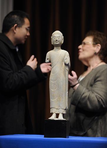 3月11日,在美国首都华盛顿,一件北齐石灰岩佛像在中国文物移交仪式上展示。当天,美国政府在华盛顿举行仪式,向中国归还十余件美国国土安全部于2010年收缴的珍贵文物。新华社记者 张军 摄