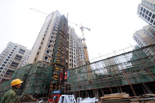 湖南大幅提速保障房建设 这是湖南省长沙市一处保障房建设工地(3月18日摄)。 记者日前从湖南省住房和城乡建设厅获悉,为解决好城乡困难群众的住房问题,实现“住有所居”,湖南省今年将大幅提速保障房建设。据悉,2011年湖南全省保障房将从2010年的26.27万套(户)提高到41.62万套(户),其中各类保障性住房15.51万套(户),各类棚户区改造26.11万套(户)。 新华社记者 龙弘涛 摄