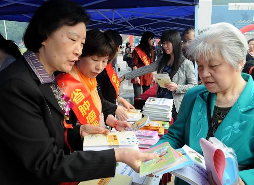 4月15日,福建省肿瘤医院的工作人员在向市民发放防癌抗癌宣传材料。 当日,由中国抗癌协会、福建省卫生厅和省科协主办的第十七届全国肿瘤防治宣传周在福建启动。本届宣传周的主题是“科学抗癌,关爱生命。”宣传周期间,将开展科普讲座、图片展览、义诊咨询等科普活动。 据统计,在全球近66亿人口中,每年新发肿瘤病人约有1000万,约有500多万人死于癌症,几乎每6秒钟就有一名癌症患者死亡。我国每年新发肿瘤病人约250万,因癌症死亡人数为140万,即每死亡5人中就有1人死于癌症。 新华社记者 沈汝发 摄