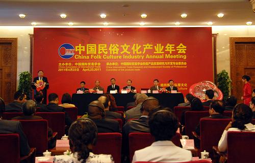 4月23日,中国国际贸易学会会长王俊文在中国民俗文化产业年会上发言。当日,由中国国际贸易学会主办的中国民俗文化产业年会在北京人民大会堂内蒙古厅举行。年会立足于世界及我国民俗产品行业发展的新趋势,力求通过积极开展、实施一系列活动和项目来宣传推广传统文化产业知名品牌,提升自主创新能力,促进行业交流,创新行业发展新模式,推进产品贸易与流通,促进我国民俗产业经济快速、健康、稳定发展。本次大会还集中展示了一批中国工艺美术大师的沉香、玉雕、景泰蓝、漆雕等获得国家级金奖的优秀作品。新华社记者 刘昀 摄