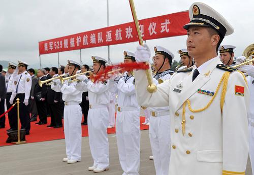 5月9日,舟山某军港码头举行仪式,欢迎中国海军第七批护航编队安全返航。当日上午,圆满完成亚丁湾、索马里海域护航任务并出访坦桑尼亚、南非、塞舌尔等非洲3国的我海军第七批护航编队“舟山”导弹护卫舰和“徐州”导弹护卫舰,徐徐驶入舟山某军港,回到祖国的怀抱。新华社记者 范军威 摄
