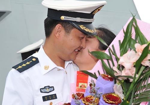 5月9日,徐大为(左)与护航归来的妻子李丽深情拥抱。新华社记者 范军威 摄