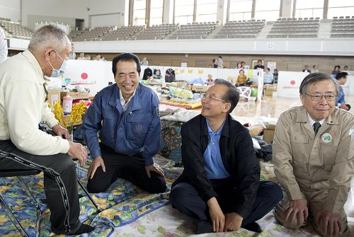 5月21日,中国国务院总理温家宝在日本福岛吾妻综合运动公园体育馆避难所慰问灾民。这是温家宝在日本首相菅直人(左二)的陪同下看望避难所内的受灾民众。新华社记者 黄敬文 摄
