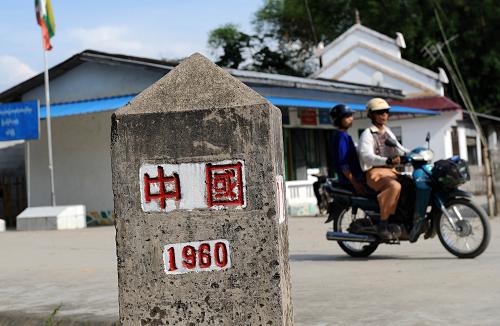 这是一辆摩托车在位于中缅边境的云南省瑞丽市姐相乡银井寨的道路上行驶。当地与缅甸山水相连,边境贸易十分活跃(5月26日摄)。新华社记者 蔺以光 摄