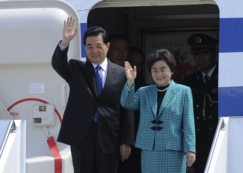 6月12日,中国国家主席胡锦涛抵达阿斯塔纳,对哈萨克斯坦进行国事访问,并出席15日举行的上海合作组织成立10周年纪念峰会。 新华社记者 谢环驰 摄