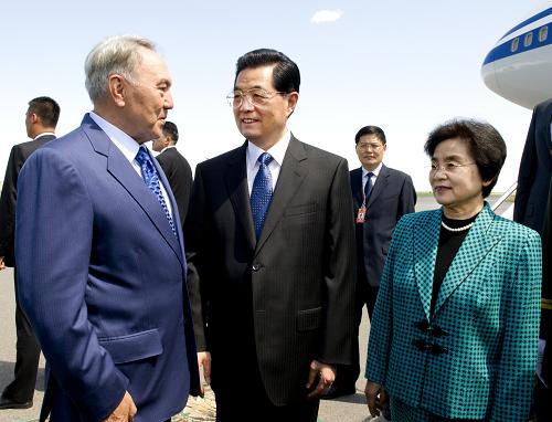 6月12日,国家主席胡锦涛乘专机抵达阿斯塔纳,开始对哈萨克斯坦进行国事访问并出席上海合作组织阿斯塔纳峰会。这是胡锦涛主席和夫人刘永清在机场同前来迎接的哈萨克斯坦总统纳扎尔巴耶夫亲切交谈。新华社记者 李学仁 摄