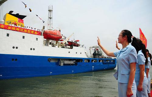 6月28日,前来送行的人们与执行本次远洋科考任务的“海洋六号”科考人员告别。当日上午11时,我国大型科考船“海洋六号”徐徐驶离位于广东珠江口的码头,起航开赴太平洋开展为期4个月的国际海底矿产战略勘查。本航次的主要任务是赴太平洋西部、中部海域开展重点区域多金属结核区的资源、环境等的调查工作以及相关基础科学研究。科考时间为今年6月至10月,约120天。新华社记者 梁志玮 摄