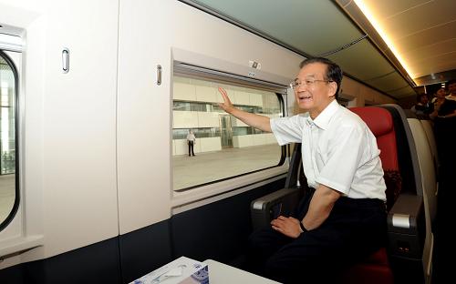 6月30日,京沪高速铁路全线建成通车,国务院总理温家宝出席通车运营仪式并乘首发列车考察运营情况。新华社记者 李学仁 摄