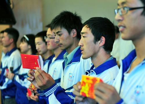 8月16日,甘肃会宁一中的学生领取资助金。新华社记者 高健钧 摄