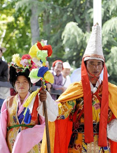 9月4日,藏戏《文成公主》中的“松赞干布与文成公主”。新华社记者 觉果 摄