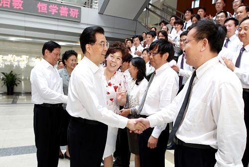 胡锦涛看望北京市第八十中学师生员工 9月9日,在第二十七个教师节即将到来之际,胡锦涛总书记来到北京市第八十中学,亲切看望师生员工。这是胡锦涛等中央领导同志同教师代表亲切交谈。 新华社发