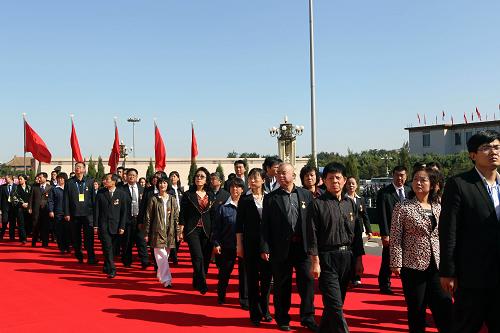 10月1日上午,首都各界代表向人民英雄纪念碑敬献花篮仪式在北京天安门广场举行。这是各界代表在瞻仰人民英雄纪念碑。新华社记者 兰红光 摄