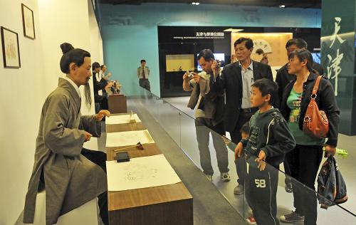 10月1日,游客在世博会天津馆杨柳青年画展台前参观。 新华社发(周伟 摄)