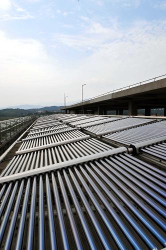 图为江西南昌湾里射击馆屋顶安装的太阳能集热设备,可供运动员洗浴和采暖(摄于10月20日)。新华社记者 朱峥 摄