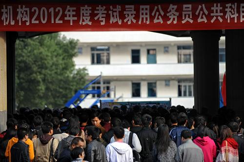11月27日,在江西南昌一考点,参加公务员考试的大批考生准备进入考场。新华社记者 周密 摄