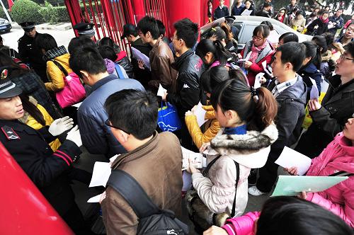 11月27日,在济南山东省实验中学考点,参加考试的人员排队入场。 新华社发(崔健 摄)