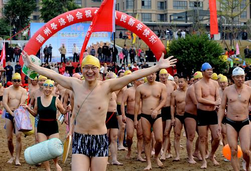 1月1日,游泳爱好者在畅游闽江迎新年仪式上出发下水。当日,福州市39支冬泳队的1636名游泳爱好者欢聚福州西洒游泳场,以畅游闽江的方式迎接新年的到来。新华社记者 张国俊 摄