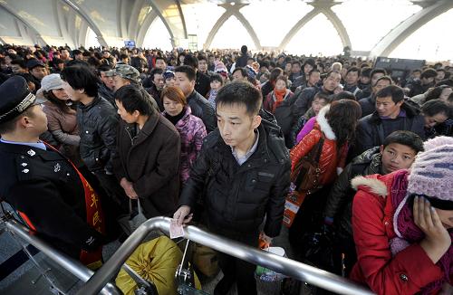 1月8日,旅客在宁夏银川火车站候车。新华社记者 彭昭之 摄