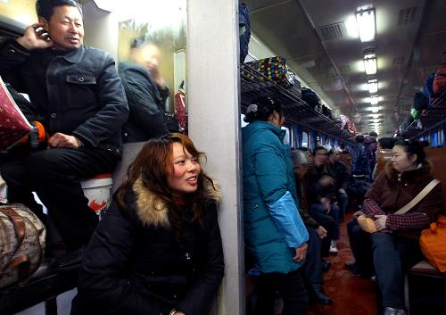1月8日,一些旅客在上海开往成都的L216次临时列车上挤在茶水间乘车。新华社记者 陈飞 摄