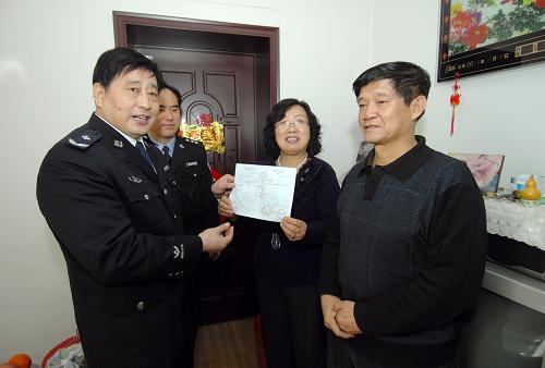 1月14日,公安民警来到佳园南里社区,将户口准迁证送入退休后来津投靠子女的倪素敏(右二)夫妇手中。春节前夕,为了让社区群众欢度快乐祥和温馨年,天津市红桥公安分局民警深入社区开展了“守护平安干净社区”主题宣传活动。活动中,民警们不但邀请社区百姓走进警务室倾听百姓心声、走访慰问辖区困难群众、宣传节假日安全防盗知识,还集中力量在春节前为百姓办理一批落户、迁户手续,让百姓平安快乐过大年。新华社发(张超群 摄)