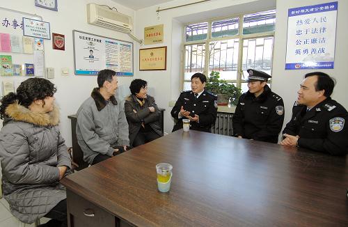 1月14日,公安民警在佳园北里社区警务室认真听取社区居民意见建议。新华社发(张超群 摄)