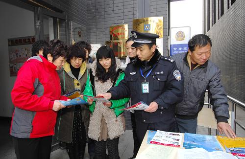 1月14日,在泉春里社区,民警正在向社区居民宣传节假日安全防盗知识。新华社发(张超群 摄)