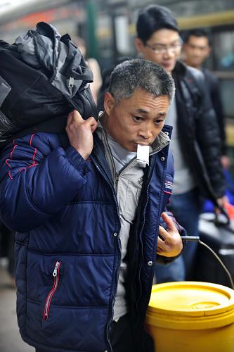 1月20日,一名旅客在广州火车站站台准备上车。新华社记者 陈晔华 摄