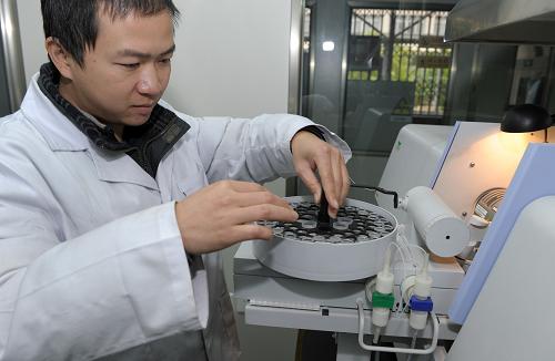 1月27日,广西城市供水水质监测网柳州监测站的工作人员检测送检的水样。发生在广西河池宜州市境内龙江的镉浓度超标事件,26日污染团已经进入下游的柳江系统,一度造成柳江上游非饮用水保护河段轻微污染。柳州市采取多项应急措施,一方面在龙江河段糯米滩电站采取降解措施,另一方面立即在周边寻找备用水源;环保部门每两小时向市民公布监测结果;相关部门努力保障市场桶装水、矿泉水供应。新华社发