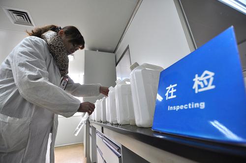 1月27日,广西柳州市疾控中心工作人员对柳江水进行检测。新华社发