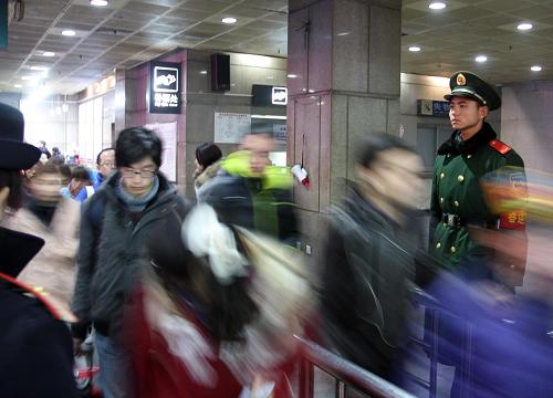1月27日,在杭州火车站,旅客们有序进站。随着春节假期渐入尾声,全国多地迎来节后返程客流高峰。新华社发(郭广杰 摄)