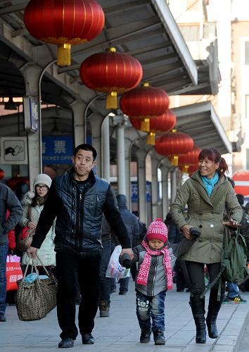 1月27日,旅客在沈阳火车站出站。新华社发(张文魁 摄)