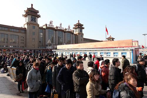 1月27日,北京火车站的出站旅客排队等候出租车。新华社发(杨乐 摄)