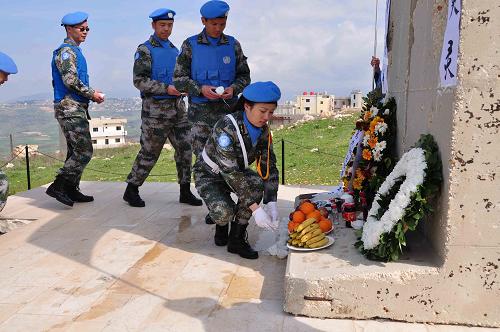 3月31日,在黎巴嫩东南部边境小镇哈亚姆,中国赴黎巴嫩维和部队官兵祭奠在执行联合国维和使命中牺牲的中国驻联合国军事观察员杜照宇烈士。2006年7月25日,以色列飞机误炸哈亚姆镇以南联合国维和部队的一处观察站,造成包括杜照宇在内的4名联合国观察员遇难。 新华社发 (童浩摄)