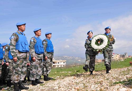 3月31日,在黎巴嫩东南部边境小镇哈亚姆,中国赴黎巴嫩维和部队官兵祭奠在执行联合国维和使命中牺牲的中国驻联合国军事观察员杜照宇烈士。新华社发 (童浩摄)