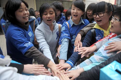 兰州举行“关注自闭症患者”动员行动 4月2日,自愿者进行关爱自闭症宣誓。 当日是第五个世界自闭症日,来自兰州部分高校和从事自闭症关爱和照料的相关人士走上街头,向市民介绍自闭症,呼吁社会关注自闭症患者。 新华社记者 聂建江摄