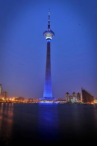 4月1日晚,天津天塔点亮蓝灯纪念第五个世界自闭症日。 当日晚,天津地标性建筑天津电视塔(天塔)亮起蓝灯,迎接4月2日第五个世界自闭症日。来自天津童之舟自闭症儿童发展中心的孩子们登上天塔欣赏美丽夜景。 据了解,今年世界自闭症日,全世界将会有多处地标性建筑物点亮蓝灯,呼唤社会重视自闭症问题。 新华社发(游思行 摄)